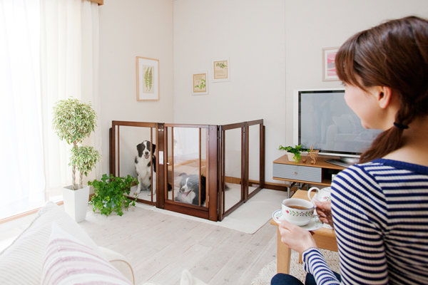 お部屋の角スペースを利用して使用するL字型ゲートです